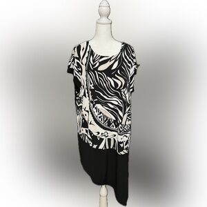 P2 CHICOS LADIES TUNIC IN SIZE 3.  Black, tan and white in color.